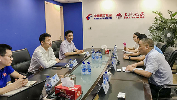 7月9日，集團(tuán)公司董事長李漢東、副總經(jīng)理龔勇一行前往上航假期國際旅行社總部，拜訪上航假期總經(jīng)理靳黎軍，雙方就下一步開展更加深入的合作進(jìn)行了洽談。市場營銷部、經(jīng)營管理部相關(guān)負(fù)責(zé)人陪同參加。.png