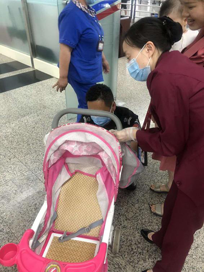 圖片1.png“真情服務(wù)”是讓旅客更加安心、放心、舒心的出行。行查室作為部門進(jìn)港服務(wù)的最后一個(gè)環(huán)節(jié)，在日常工作中也很注重服務(wù)細(xì)節(jié)。6月10日，行查室工作人員幫助旅客打開嬰兒車，為她排憂解難。.png