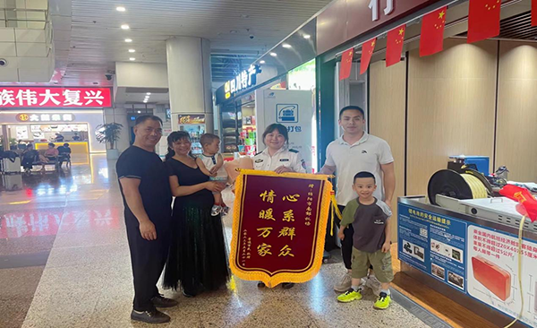 心系群眾，情暖萬家—— 綿陽機場安檢站暖心服務(wù)獲錦旗.png