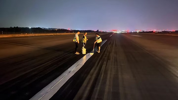 深夜，航班結(jié)束后，工作人員對跑道中心線進(jìn)行復(fù)新_副本.jpg